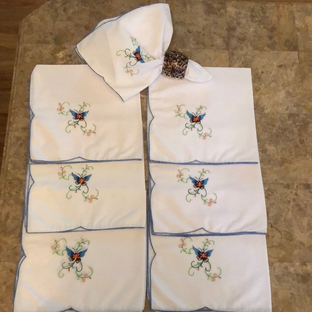 Vintage 1977 NWOT BUTTERFLY EMBROIDERED NAPKINS